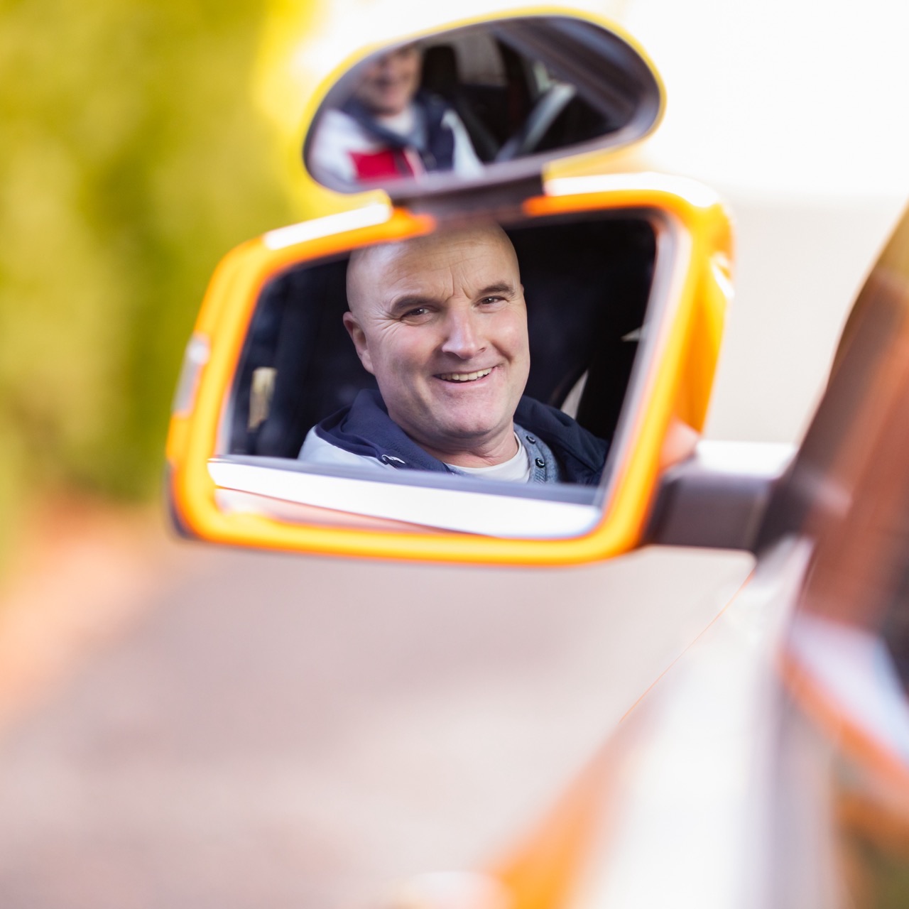 Simon Intlekofer im Rückspiegel des Fahrschulautos