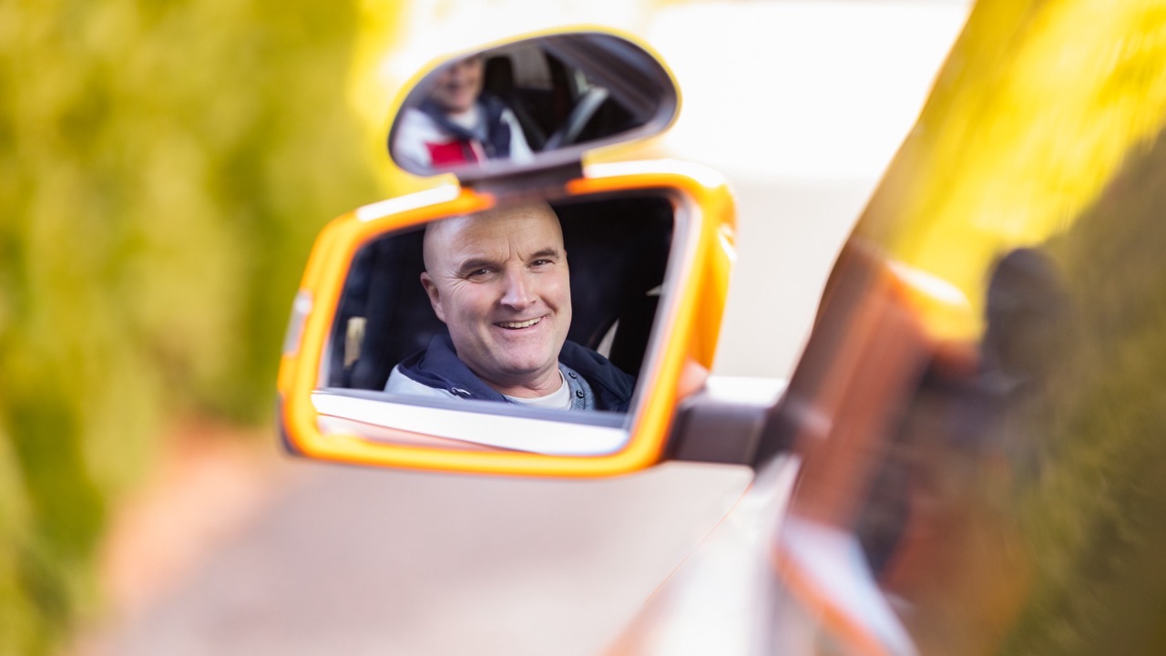 Simon Intlekofer im Rückspiegel des Fahrschulautos